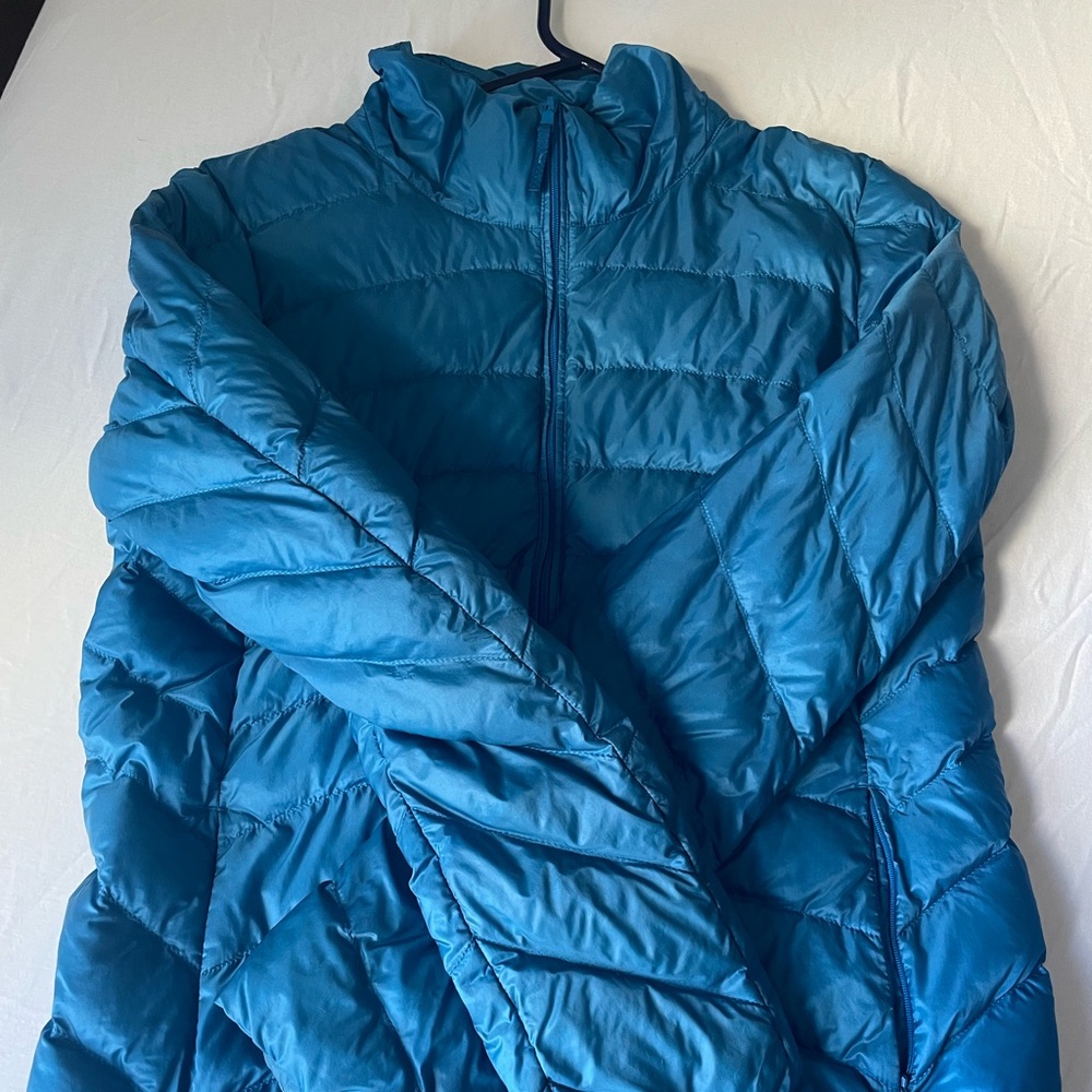 UNIQLO Blue ulta light down Jacket size Medium